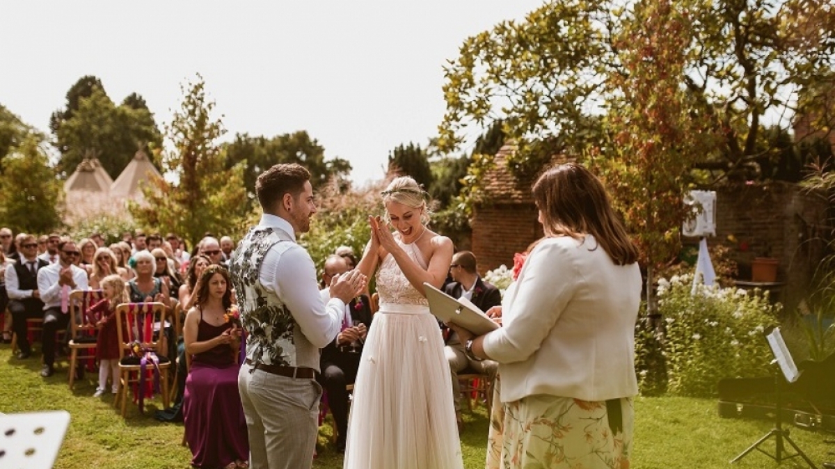 What is a wedding celebrant?